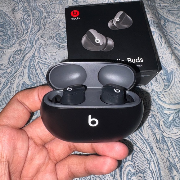 Black Earbud Headphones - Picture 1 of 2